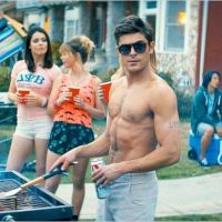 Zac Efron, torse nu et déjanté, au top du box-office US