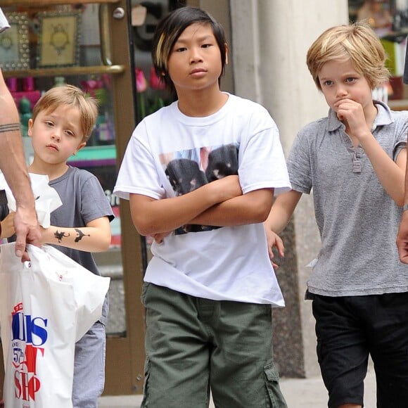 Pax, Shiloh et Knox, trois des enfants de Brad Pitt et Angelina Jolie, en balade à New York le 12 mai 2014, avec un passage dans la boutique Lee's Art Shop