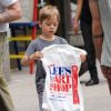 Knox Jolie-Pitt en balade à New York le 12 mai 2014, avec un passage dans la boutique Lee's Art Shop