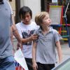 Les enfants de Brad Pitt et Angelina Jolie, Shiloh et Pax en balade à New York le 12 mai 2014, avec un passage dans la boutique Lee's Art Shop