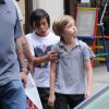 Les enfants de Brad Pitt et Angelina Jolie, Shiloh et Pax en balade à New York le 12 mai 2014, avec un passage dans la boutique Lee's Art Shop