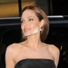 Angelina Jolie, le visage recouvert de poudre, arrivant à l'avant-première du film "The Normal Heart" à New York, le 12 mai 2014