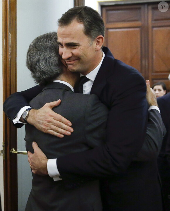Adolfo Suarez Illana réconforté par le prince Felipe le 24 mars 2013 à Madrid, au lendemain de la mort de son père Adolfo Suarez