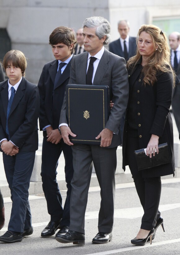 Adolfo Suarez Illana avec son épouse Isabel et leurs fils Adolfo et Pablo lors d'une cérémonie en hommage à son père Adolfo Suarez suite à sa mort, le 24 mars 2014