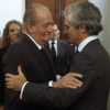 Le roi Juan Carlos Ier d'Espagne adresse ses condoléances à Adolfo Suarez Illana le 24 mars 2014 à Madrid au lendemain de la mort de son père Adolfo Suarez