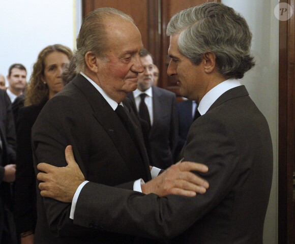 Le roi Juan Carlos Ier d'Espagne adresse ses condoléances à Adolfo Suarez Illana le 24 mars 2014 à Madrid au lendemain de la mort de son père Adolfo Suarez