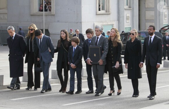 Adolfo Suarez Illana entouré de sa famille lors d'une cérémonie en hommage à son père Adolfo Suarez suite à sa mort, le 24 mars 2014