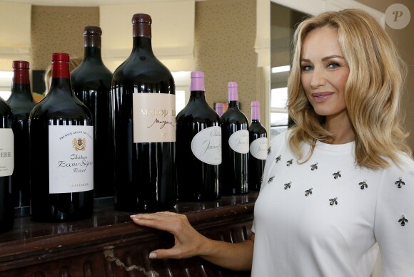 Adriana Karembeu, ambassadrice du château Marojallia, déguste des vins à l'occasion de la semaine des Primeurs 2014 à Saint-Emilion, le 2 avril 2014.