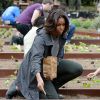 Michelle Obama plante dans le potager de la Maison Blanche, le 2 avril 2014.