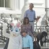 Les chiens de Barack et Michelle Obama, Sunny et Bo, célèbrent Pâques à la Maison Blanche le 21 avril 2014.