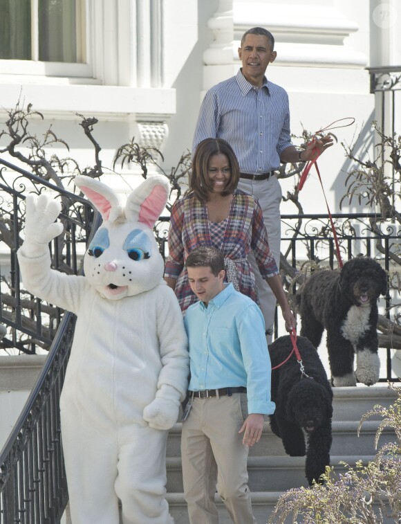 Les chiens de Barack et Michelle Obama, Sunny et Bo, célèbrent Pâques à la Maison Blanche le 21 avril 2014.