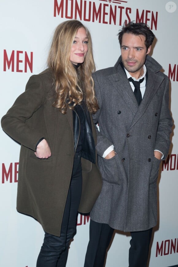 Nicolas Bedos et sa compagne Zoé lors de la première du film Monuments Men à l'UGC Normandie à Paris le 12 février 2014.