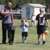 Kendra Wilkinson (enceinte) et son mari Hank Baskett encouragent leur fils Hank lors de son match de football à Woodland Hills, le 30 mars 2014.