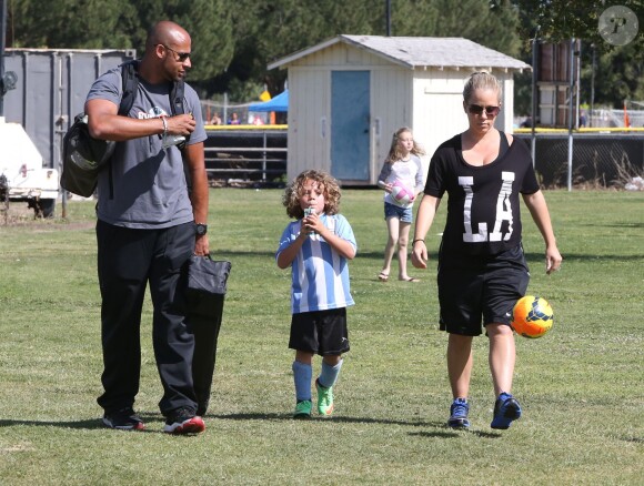 Kendra Wilkinson (enceinte) et son mari Hank Baskett encouragent leur fils Hank lors de son match de football à Woodland Hills, le 30 mars 2014.