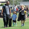 Kendra Wilkinson (enceinte) et son mari Hank Baskett encouragent leur fils Hank lors de son match de football à Woodland Hills, le 30 mars 2014. 