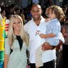 Kendra Wilkinson avec son mari Hank Baskett et leur fils à Los Angeles, le 5 août 2013. 