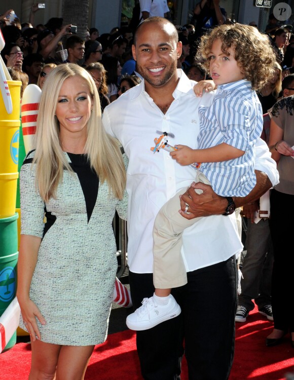 Kendra Wilkinson avec son mari Hank Baskett et leur fils à Los Angeles, le 5 août 2013. 