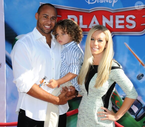 Kendra Wilkinson et Hank Baskett avec leur fils à Los Angeles, le 5 août 2013.