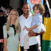 Kendra Wilkinson, et Hank Baskett avec leur fils à Los Angeles, le 5 août 2013. 