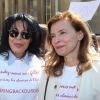 Yamina Benguigui et Valérie Trierweiler lors du nouveau rassemblement place du Trocadéro à Paris, le 17 mai 2014, pour réclamer la libération des 223 lycéennes enlevées par le groupe islamiste Boko Haram au Nigéria.