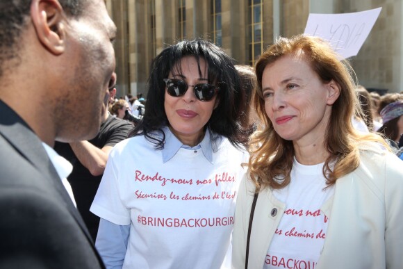 Yamina Benguigui et Valérie Trierweiler lors du nouveau rassemblement place du Trocadéro à Paris, le 17 mai 2014, pour réclamer la libération des 223 lycéennes enlevées par le groupe islamiste Boko Haram au Nigéria.