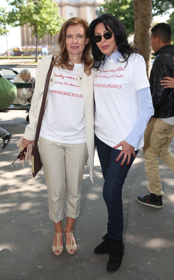 Valérie Trierweiler et Yamina Benguigui lors du nouveau rassemblement place du Trocadéro à Paris, le 17 mai 2014 pour réclamer la libération des 223 lycéennes enlevées par le groupe islamiste Boko Haram au Nigéria.