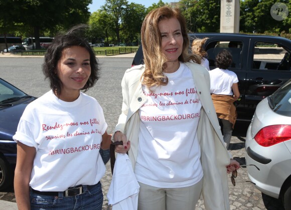 Saïda Jawad et Valérie Trierweiler lors du nouveau rassemblement place du Trocadéro à Paris, le 17 mai 2014 pour réclamer la libération des 223 lycéennes enlevées par le groupe islamiste Boko Haram au Nigéria.