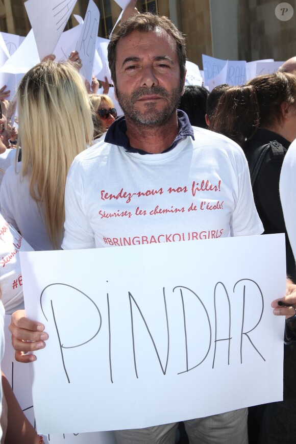 Bernard Montiel lors du nouveau rassemblement place du Trocadéro à Paris, le 17 mai 2014 pour réclamer la libération des 223 lycéennes enlevées par le groupe islamiste Boko Haram au Nigéria.