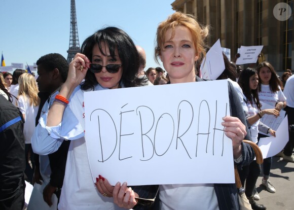 Yamina Benguigui et Agnès Soral lors du nouveau rassemblement place du Trocadéro à Paris, le 17 mai 2014 pour réclamer la libération des 223 lycéennes enlevées par le groupe islamiste Boko Haram au Nigéria.