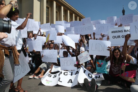 Bernard Montiel entouré d'adolescentes lors du nouveau rassemblement place du Trocadéro à Paris, le 17 mai 2014 pour réclamer la libération des 223 lycéennes enlevées par le groupe islamiste Boko Haram au Nigéria.