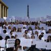 Cyril Hanouna entouré d'adolescentes lors du nouveau rassemblement place du Trocadéro à Paris, le 17 mai 2014 pour réclamer la libération des 223 lycéennes enlevées par le groupe islamiste Boko Haram au Nigéria.