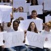 Adolescents lors du nouveau rassemblement place du Trocadéro à Paris, le 17 mai 2014 pour réclamer la libération des 223 lycéennes enlevées par le groupe islamiste Boko Haram au Nigéria.