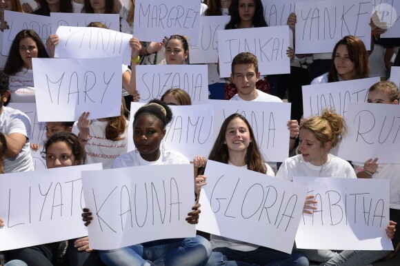 Adolescents lors du nouveau rassemblement place du Trocadéro à Paris, le 17 mai 2014 pour réclamer la libération des 223 lycéennes enlevées par le groupe islamiste Boko Haram au Nigéria.