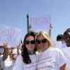 Elsa Zylberstein et Sophie Albou lors du nouveau rassemblement place du Trocadéro à Paris, le 17 mai 2014 pour réclamer la libération des 223 lycéennes enlevées par le groupe islamiste Boko Haram au Nigéria.