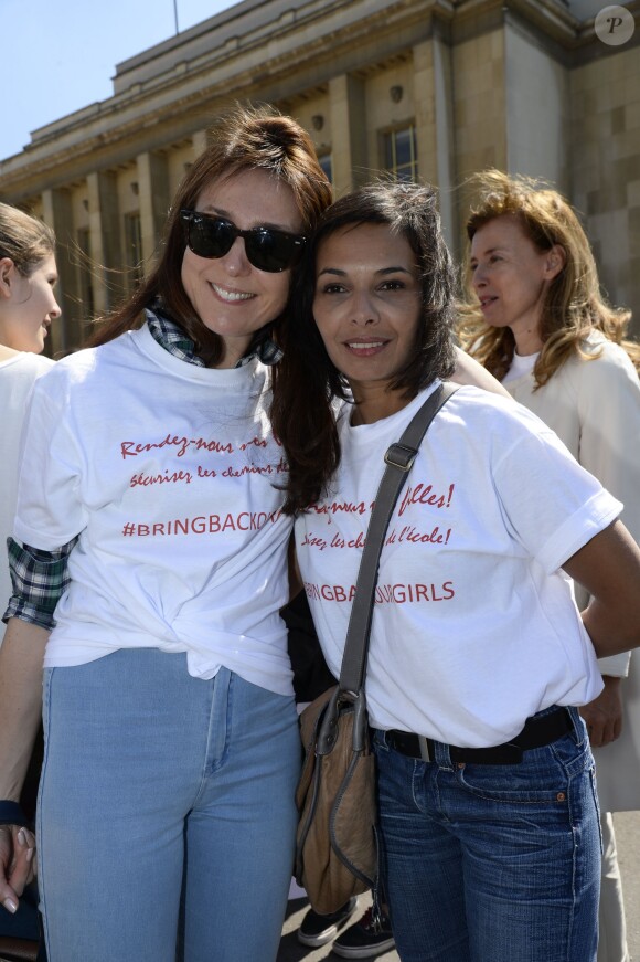Elsa Zylberstein et Saïda Jawad lors du nouveau rassemblement place du Trocadéro à Paris, le 17 mai 2014 pour réclamer la libération des 223 lycéennes enlevées par le groupe islamiste Boko Haram au Nigéria.