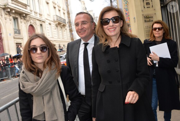 Valérie Trierweiler se rend en compagnie de Maya, la petite-amie de son fils Anatole, au défilé de mode Christian Dior prêt-à-porter collection Automne/Hiver 2014-2015 lors de la fashion week à Paris, le 28 février 2014.