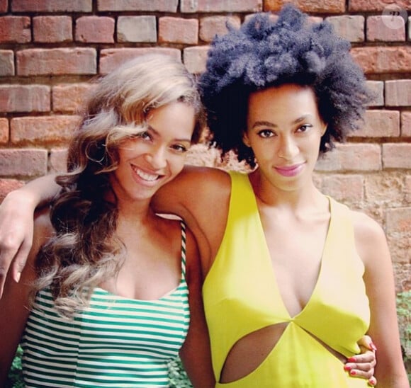 Beyoncé a publié le 17 mai 2014 une photo d'elle et de sa soeur Solange à la Nouvelle-Orléans.