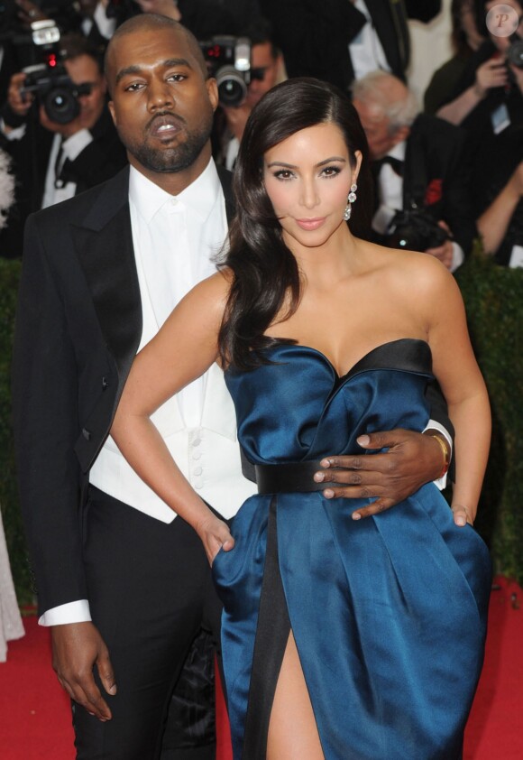 Kim Kardashian et son fiancé Kanye West à la soirée du Met Ball-Costume Institute Gala 2014 : "Charles James: Beyond Fashion" à New York, le 5 mai 2014.