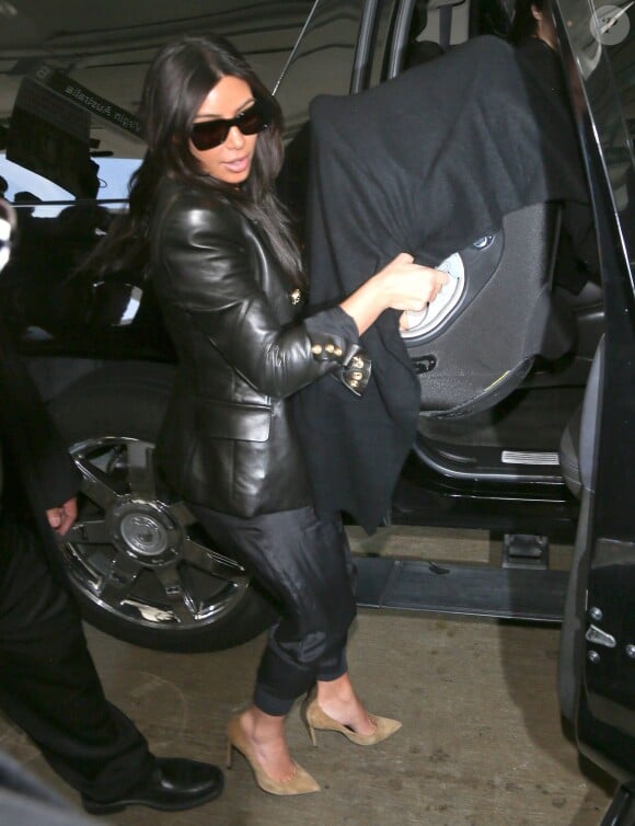 Kim Kardashian quitte l'aéroport de LAX avec sa fille North à destination de Paris, le 17 mai 2014.