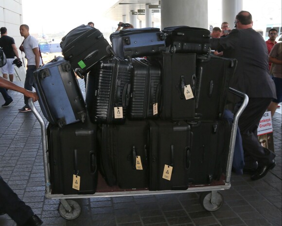 Kim Kardashian quitte l'aéroport de LAX avec une tonne de valises à destination de Paris, le 17 mai 2014.