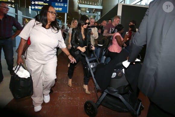 Arrivée de Kim Kardashian et sa fille North, nounou et assistantes à l'aéroport de Roissy le 18 mai 2014