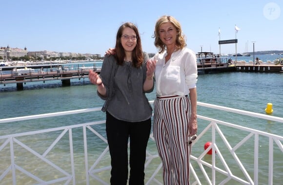 Michèle Laroque et Marjorie Chagnoux, sa "coprod" - Rencontre avec Allociné et Purepeople sur la plage du Majestic Barrière lors du 67e Festival international du film de Cannes le 17 mai 2014
