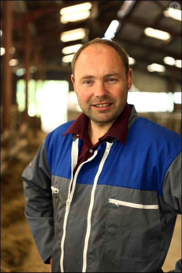 L'amour est dans le pré 8 - Damien, 36 ans, est éleveur de vaches laitières-allaitantes et de poulets de chair. Il travaille avec son père et son frère, et héberge des adolescents en réinsertion. "Jovial et bon vivant, c'est un homme extrêmement attachant qui recherche une fille gentille avant tout."