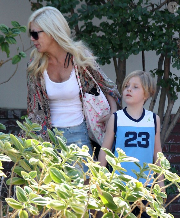 Tori Spelling et ses enfants Liam et Stella devant leur maison à Encino, le 17 mai 2014.