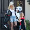 Tori Spelling et ses enfants Liam et Stella devant leur maison à Encino, le 17 mai 2014.