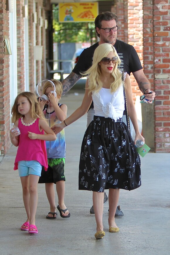 Tori Spelling en famille dans les rues de Beverly Hills, le 18 mai 2014.