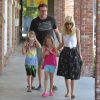 Tori Spelling avec son mari Dean McDermott et leurs enfants à Beverly Hills, le 18 mai 2014.