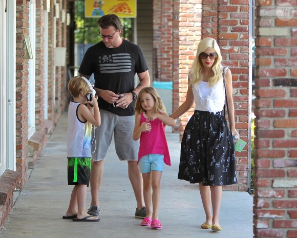 Tori Spelling en famille à Beverly Hills, le 18 mai 2014.
