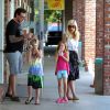Tori Spelling avec son mari Dean McDermott et leurs enfants à Beverly Hills, le 18 mai 2014.