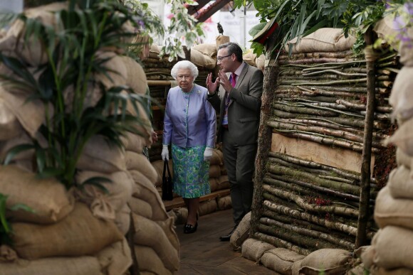 Elizabeth II visite le jardin du Conseil de Birmingham au Chelsea Flower Show le 19 mai 2014